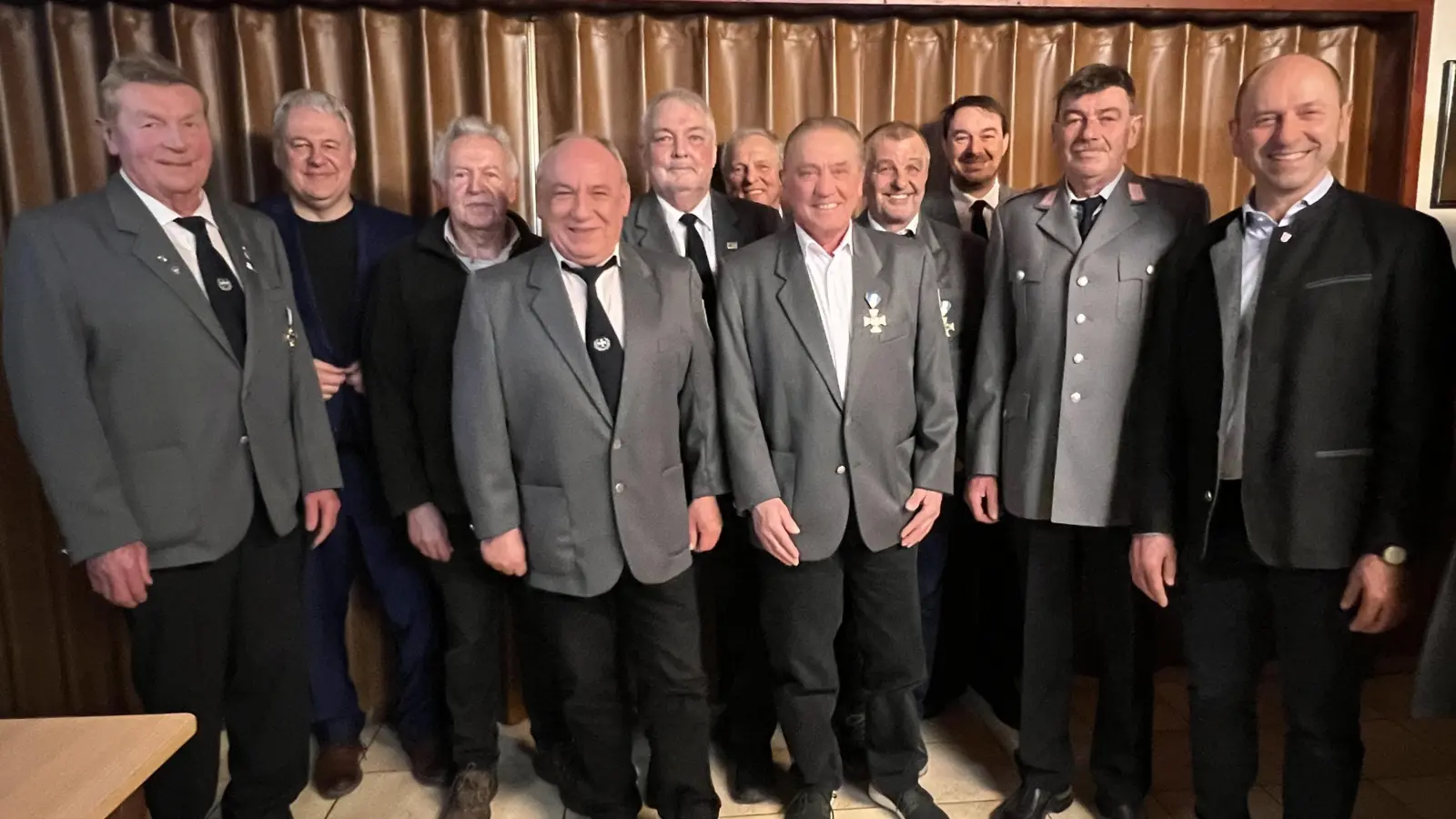 Hantke Joachim (v.l.), Landrat Richard Reisinger, Dietz Herbert, Krause Markus, Henle Erich, Hammer Heiner, Hammer Peter, Scharl Werner, Reiser Martin, Hafenbradl Josef und Bürgermeister Hans Ram. (Bild: Michael Rabenhofer)