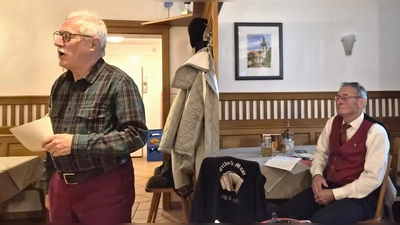 Begrüßung und Übergabe: Helmut Heinl und Josef Schmaußer. Zwei, die Brauchtum lebendig halten (Bild: Walter Heldrich)