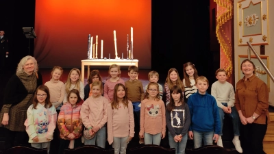 Die Blockflötenkinder mit ihrer Flötenlehrerin Birgitta Englhard (links) und Maria Hofmann (rechts) Spartenleitung Nachwuchs. (Bild: Maria Hofmann)