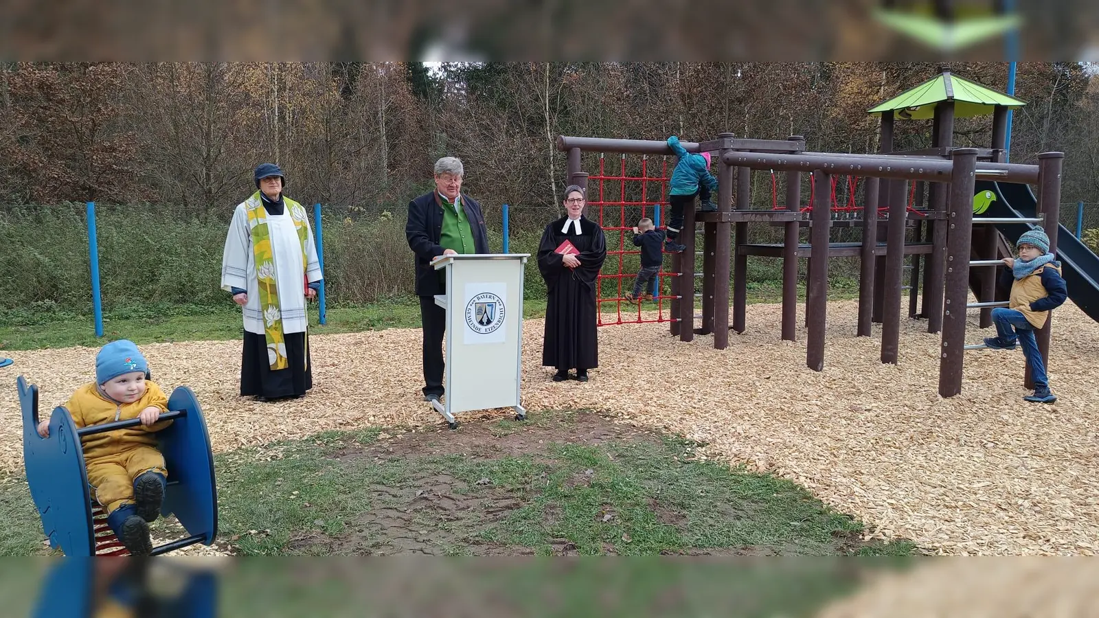 Bürgermeister Schregelmann, Pfarrer Berthold Heller und Pfarrerin Heidi Landgraf bei der Einweihung des Kinderspielplatzes auf dem Gelände des SV Etzenricht (Bild: Kathrin Müller)