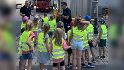 Erkundungsgang über das Betriebsgelände. (Bild: Gabi Schönberger)
