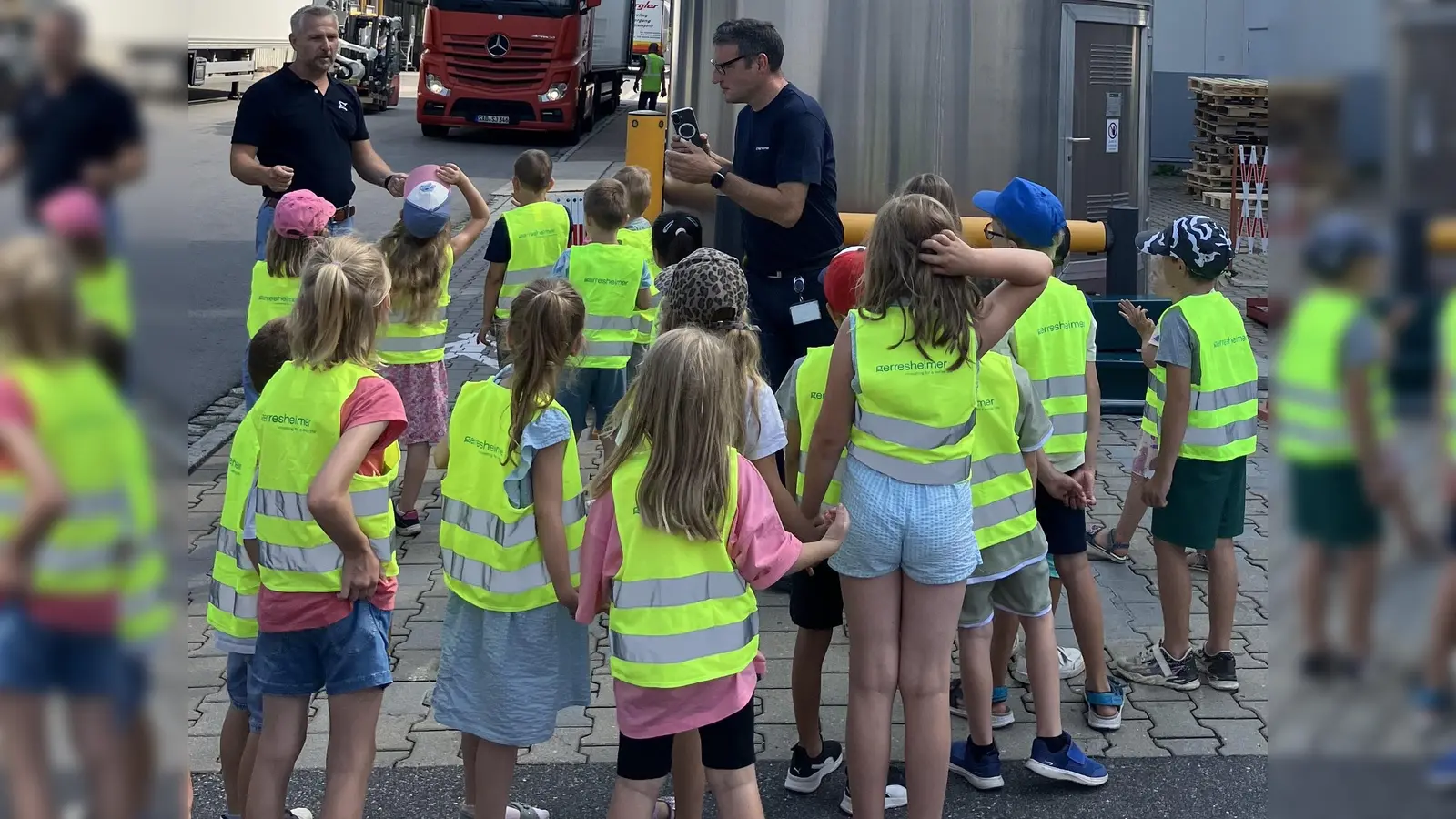 Erkundungsgang über das Betriebsgelände. (Bild: Gabi Schönberger)