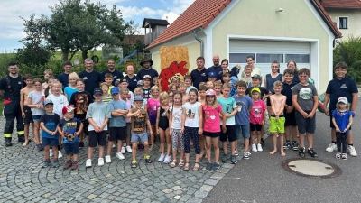 Die teilnehmenden Kinder beim Ferienprogramm und die Feuerwehrler, die bei der Umsetzung der Aktion mitgeholfen haben.  (Bild: Johannes Reichenberger)