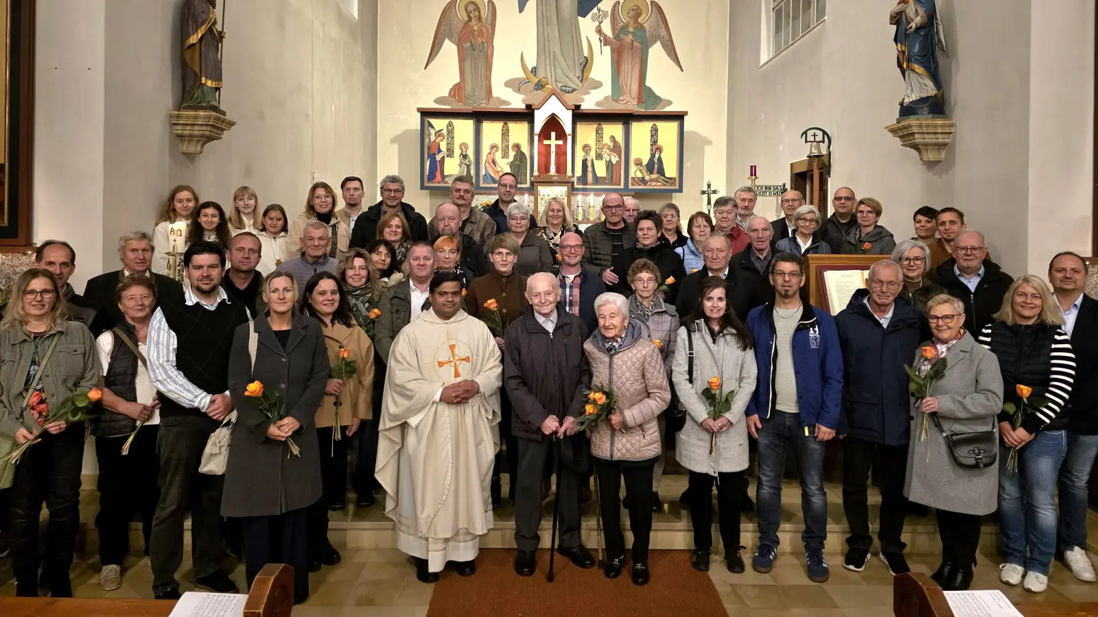 Die Jubelpaare der Pfarreiengemeinschaft Fuchsmühl–Friedenfels. In der Bildmitte: Pfarrer Martin mit Resi und Ludwig Schultes, die in diesem Jahr ihr 70. Ehejubiläum feiern dürfen. (Bild: Adrian Käß)