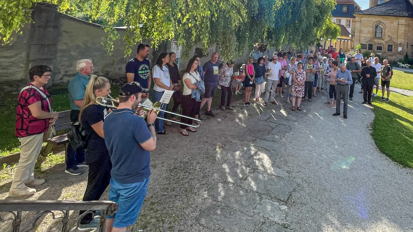 Nach dem Wallfahrer Gottesdienst beteten die Teilnehmer vor der Kirche das Abschlussgebet (Bild: Hans Walter)