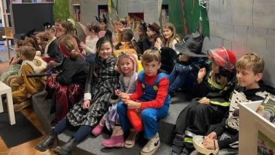 Gute Laune in der Bücherei (Bild: Manuela Irlbacher)