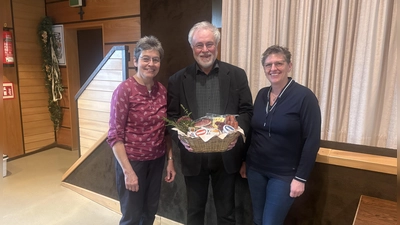 auf dem Bild sind die beiden Leitungsteam-Sprecherinnen mit dem Referenten Pfarrer Edmund Prechtl aus Pressath. (Bild: Alexander Hörl)