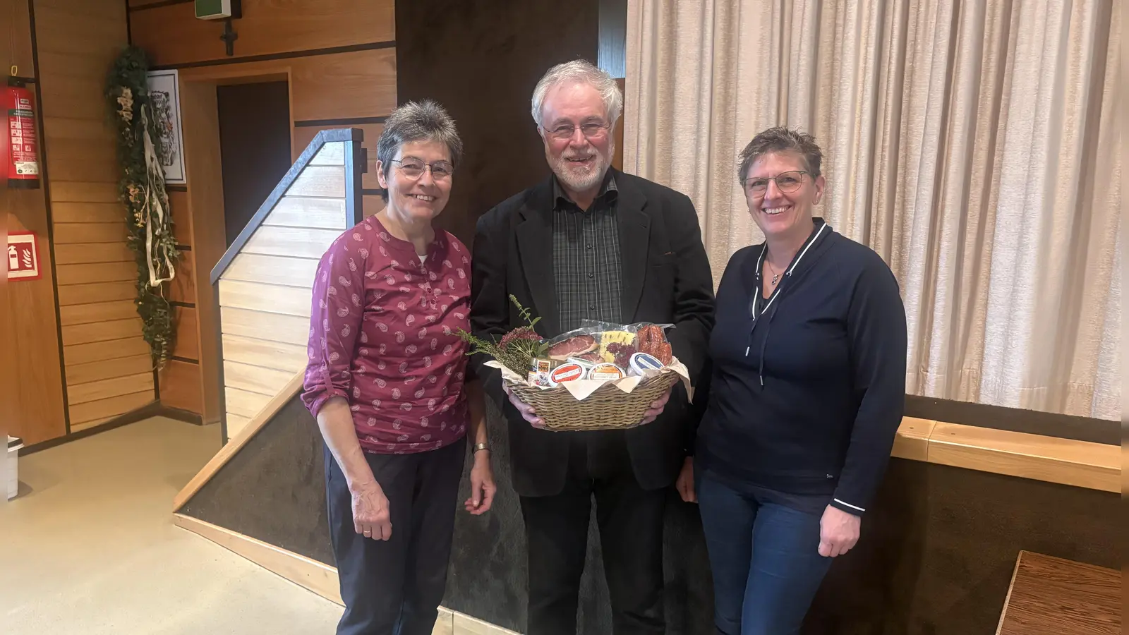 auf dem Bild sind die beiden Leitungsteam-Sprecherinnen mit dem Referenten Pfarrer Edmund Prechtl aus Pressath. (Bild: Alexander Hörl)