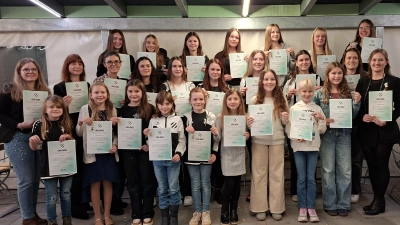 Die wunderbaren Gardemädchen und Frauen des SV Kohlberg-Röthenbach mit ihren Urkunden und Ansteckpins. (Bild: Manuela Kellermann )