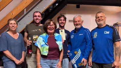 Gewinner des Preisschafkopf mit Orga-Team (von links nach rechts: Erste Vorsitzende Silva Utz, 1. Platz Felix Maderer, 3. Platz Elsbeth Gildner, 2. Platz Simeon Bodendörfer, Trostpreis ging an Hans Süß, Spielleiter Jürgen Henselmann) (Bild: Jochen Kellner-Bodendörfer)