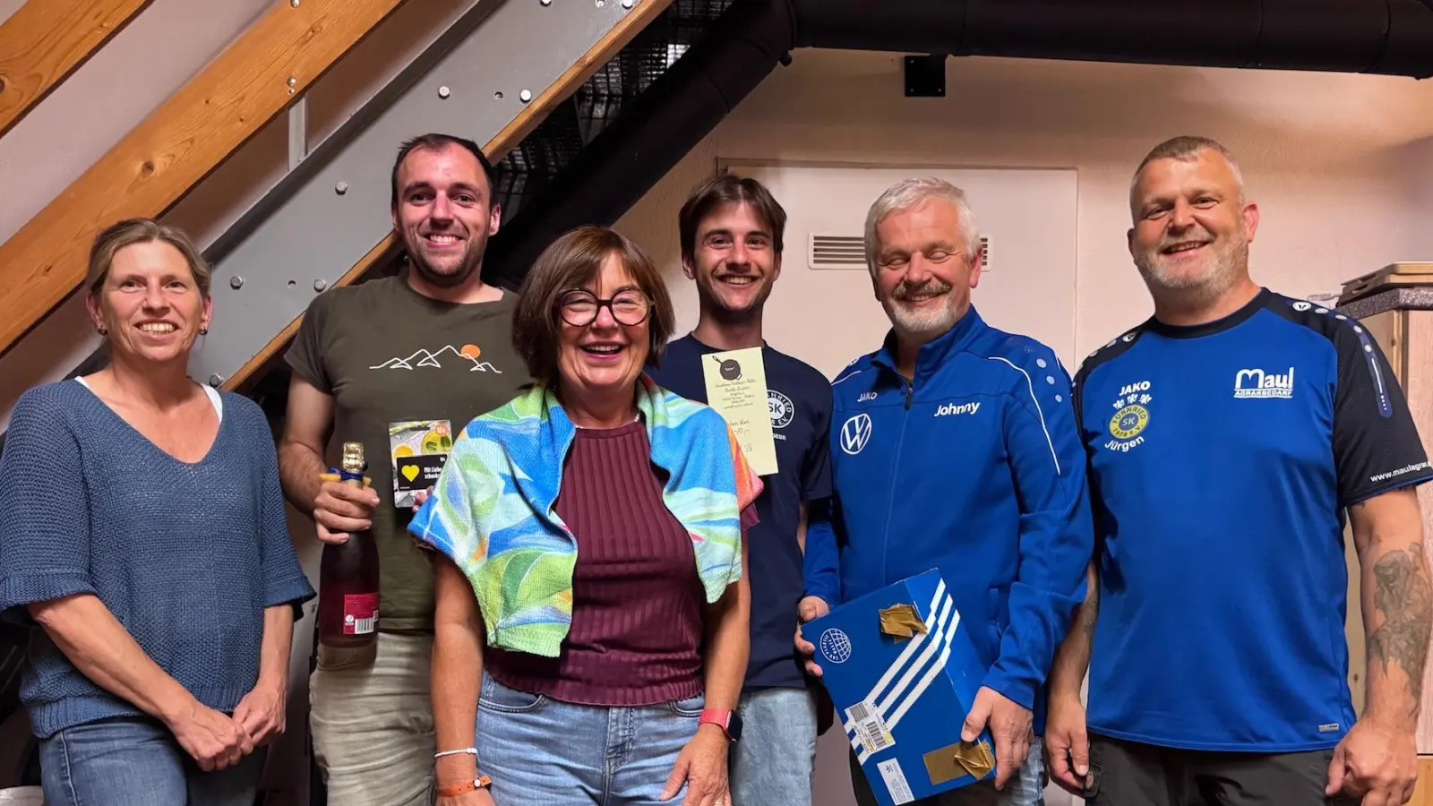 Gewinner des Preisschafkopf mit Orga-Team (von links nach rechts: Erste Vorsitzende Silva Utz, 1. Platz Felix Maderer, 3. Platz Elsbeth Gildner, 2. Platz Simeon Bodendörfer, Trostpreis ging an Hans Süß, Spielleiter Jürgen Henselmann) (Bild: Jochen Kellner-Bodendörfer)