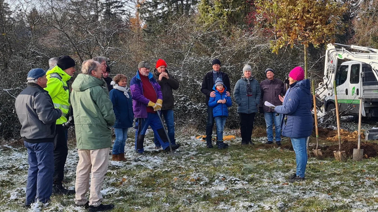 Bei der Pflanzung der Traubeneiche erinnerte VSL-Vorsitzende Cäcilia Kastl-Meier (re.) an den verstorbenen Schatzmeister Bernhard Frank. (Bild: Cäcilia Kastl-Meier)