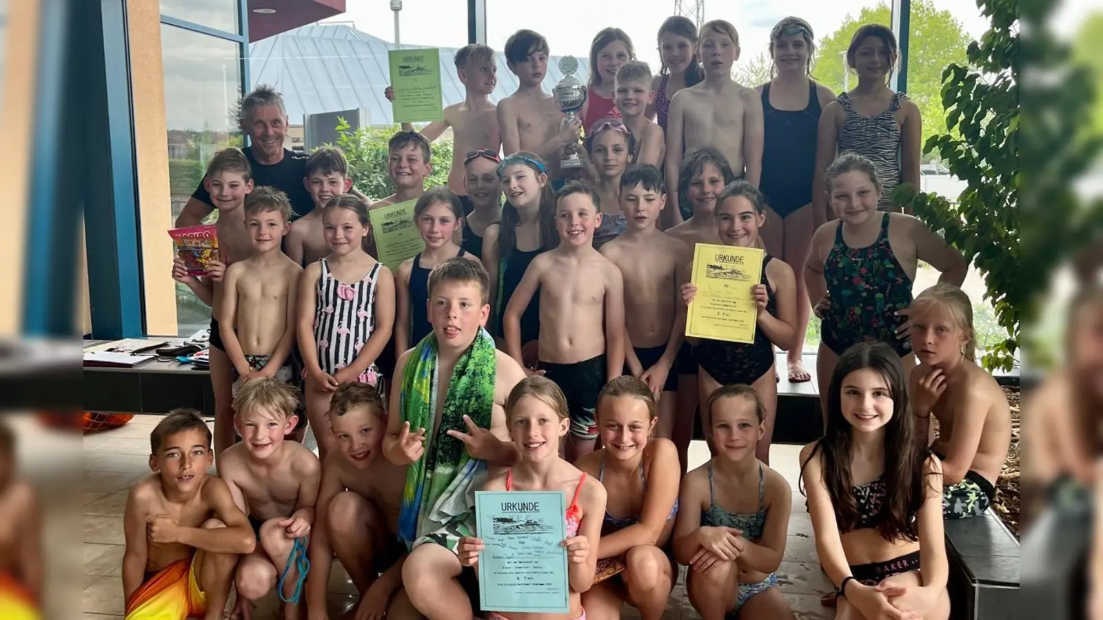 Studienrat (MS) Michael Kirsch freut sich gemeinsam mit den Schülerinnen und Schülern über den gelungenen Schwimmwettkampf (Bild: Michael Kirsch)