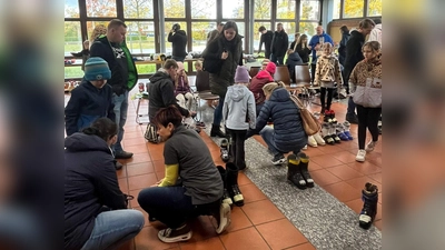 Reger Betrieb herrschte beim Ski- und Wintersportbasar des Skiclubs Pistenschwinger Gössenreuth, besonders gefragt waren Wintersportartikel für Kinder. <br> (Bild: Theresa Sollner)