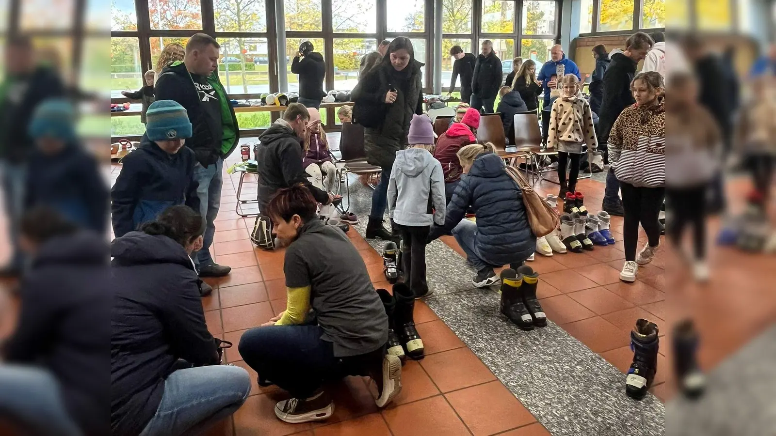 Reger Betrieb herrschte beim Ski- und Wintersportbasar des Skiclubs Pistenschwinger Gössenreuth, besonders gefragt waren Wintersportartikel für Kinder. <br> (Bild: Theresa Sollner)