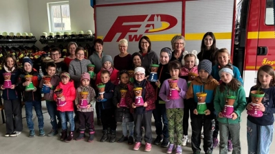 Kinder des Bastelnachmittags mit ihren Werken. (Bild: Irene Ehemann)
