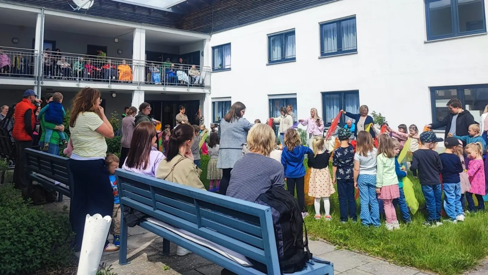 Kinder überraschen die Senioren mit Tänzen (Bild: Matthias Walk)