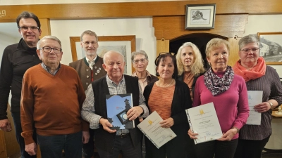 Unser Bild zeigt von links nach rechts Stadtpfarrer Wolfgang Dietz, Kirchenmusiker Hubert Reimer und die Jubilare Georg Ebenhöch, Andreas Wirnshofer, Sieglinde Lindner, Marianne Hanamann, Eva Hammerer, Maria Hammerer, Alexandra Korte. Nicht auf dem Bild sind Angelika Hunger, Christa Dobmeier, Birgit Höcherl. (Bild: Hubert Reimer)