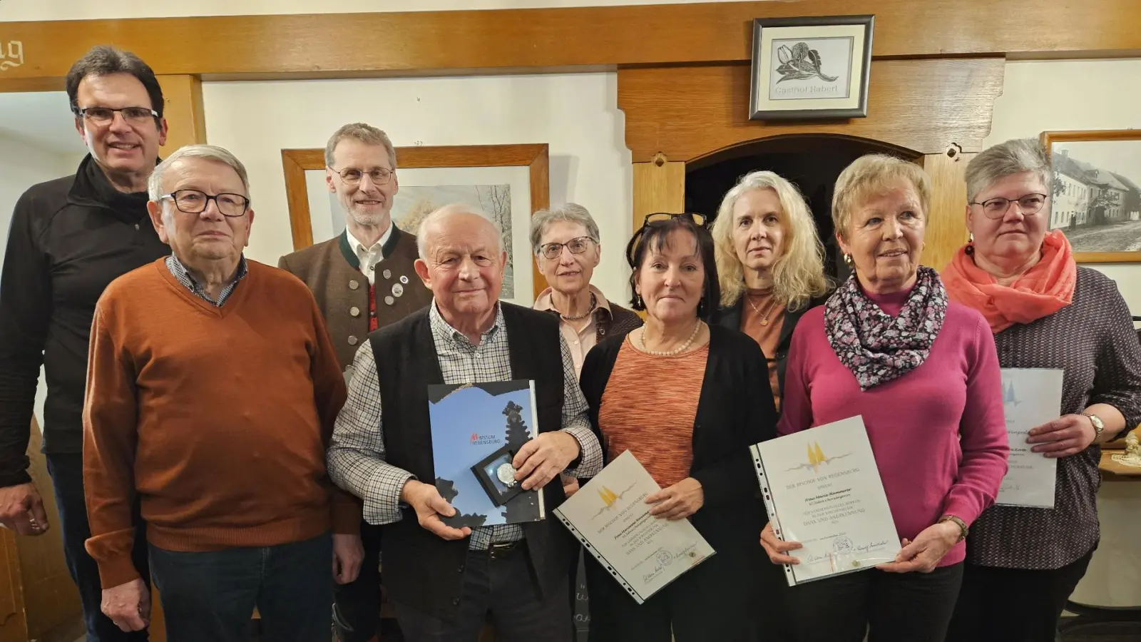 Unser Bild zeigt von links nach rechts Stadtpfarrer Wolfgang Dietz, Kirchenmusiker Hubert Reimer und die Jubilare Georg Ebenhöch, Andreas Wirnshofer, Sieglinde Lindner, Marianne Hanamann, Eva Hammerer, Maria Hammerer, Alexandra Korte. Nicht auf dem Bild sind Angelika Hunger, Christa Dobmeier, Birgit Höcherl. (Bild: Hubert Reimer)