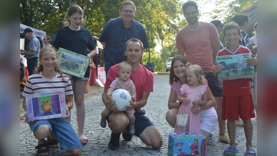 Georg Janner, Christian Pfaffinger und Gregor Forster mit den stolzen Gewinner der Verlosung. (Bild: Michael Das)