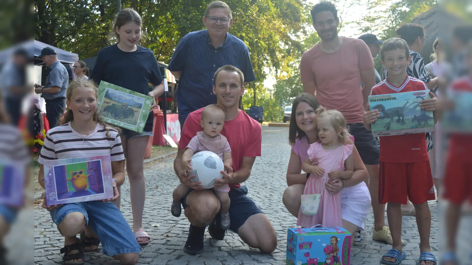 Georg Janner, Christian Pfaffinger und Gregor Forster mit den stolzen Gewinner der Verlosung. (Bild: Michael Das)