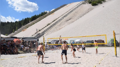 Tolle Kulisse der anderen Mannschaften und spektakuläre Szenen - hier beim 4er-Finale. (Bild: Hans Fleischmann)