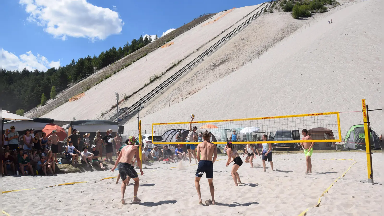 Tolle Kulisse der anderen Mannschaften und spektakuläre Szenen - hier beim 4er-Finale. (Bild: Hans Fleischmann)