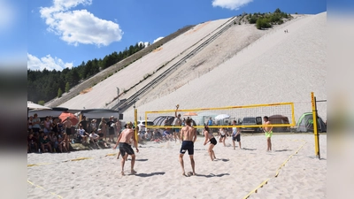 Tolle Kulisse der anderen Mannschaften und spektakuläre Szenen - hier beim 4er-Finale. (Bild: Hans Fleischmann)