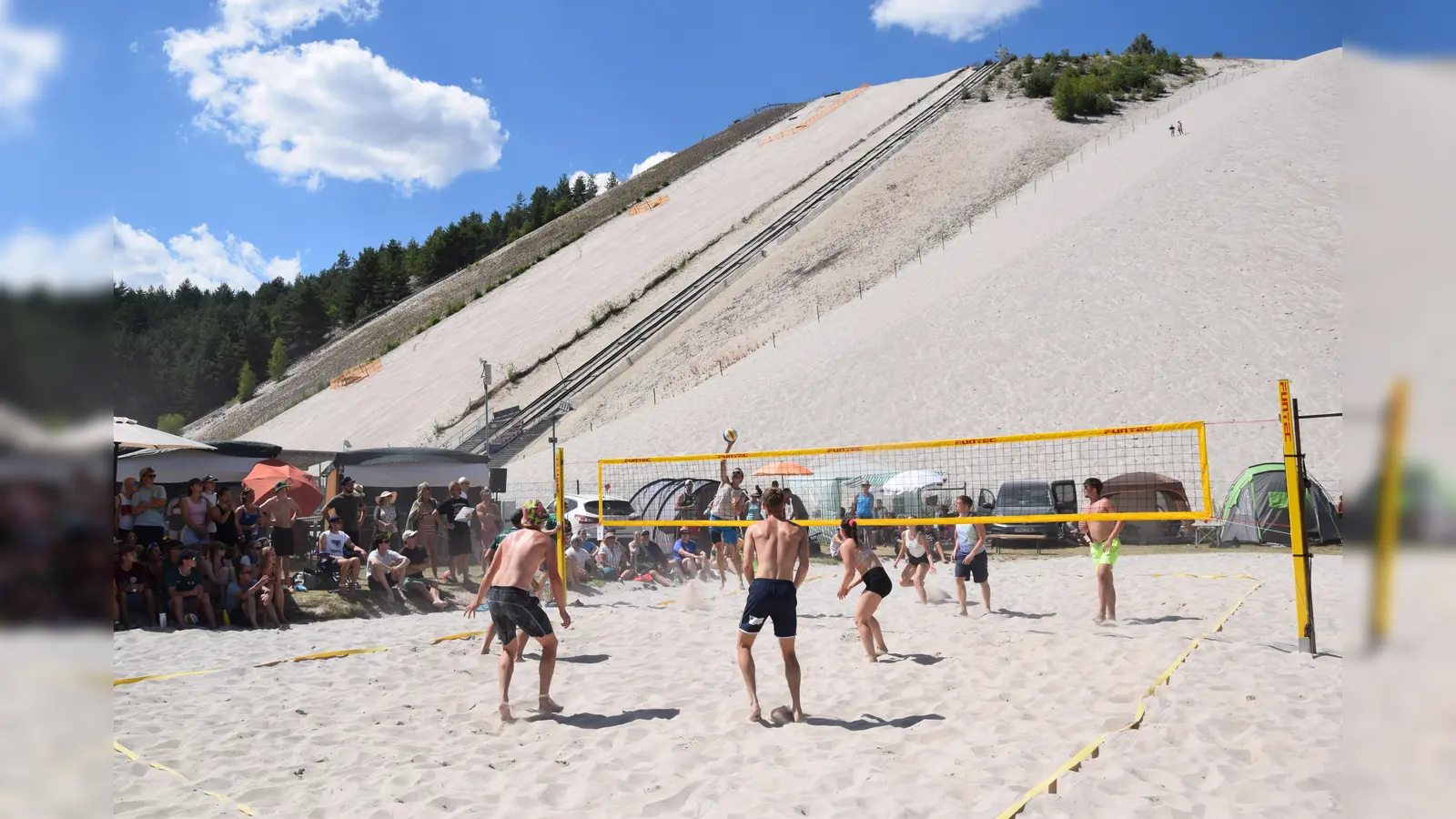 Tolle Kulisse der anderen Mannschaften und spektakuläre Szenen - hier beim 4er-Finale. (Bild: Hans Fleischmann)