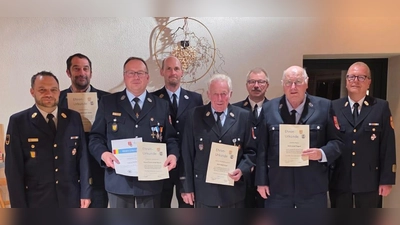 von links: KBI und stellvertr. HKA-Vorsitzender Michael Iberer, Christoph Ulrich, Franz-Josef Rauch, Kommandant Markus Weiß, Ehrenkommandant Karl Erras, KBM Thomas Wiesent, Josef Siegert, KBR Christof Strobl (Bild: David Weiß)