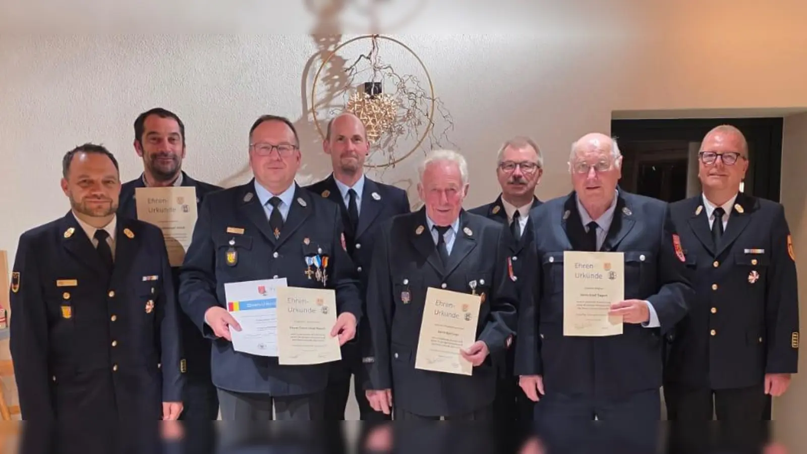 von links: KBI und stellvertr. HKA-Vorsitzender Michael Iberer, Christoph Ulrich, Franz-Josef Rauch, Kommandant Markus Weiß, Ehrenkommandant Karl Erras, KBM Thomas Wiesent, Josef Siegert, KBR Christof Strobl (Bild: David Weiß)