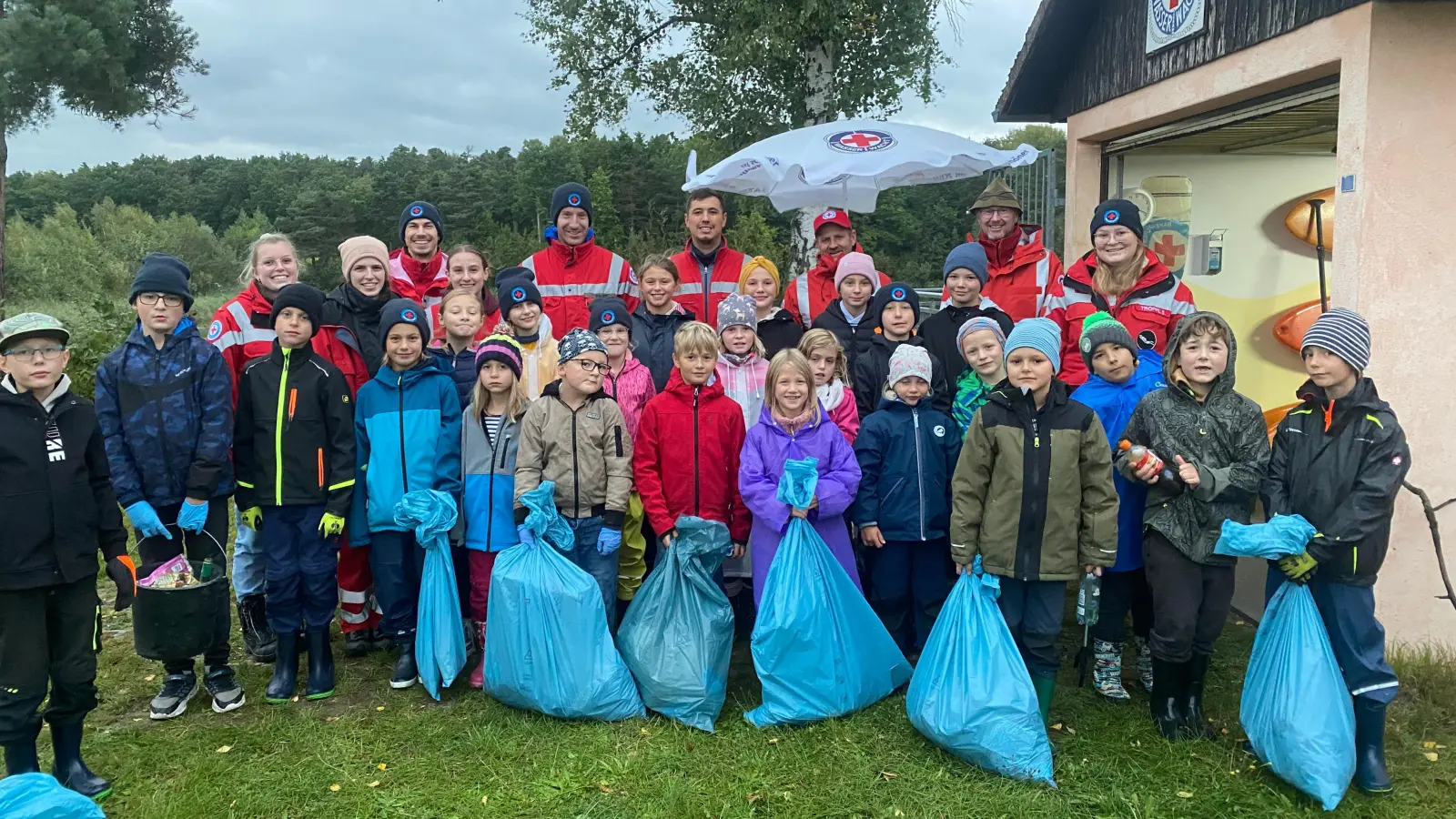 Die Jugend der Wasserwacht ist zufrieden mit dem Ergebnis ihrer Säuberungsaktion. (Bild: Sandra Butz)