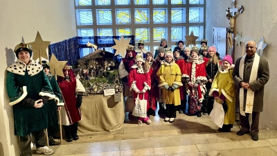 Die gesammten Sternsinger-Gruppen der Pfarrei, mit dem Ruhestandspfarrer Dr. Joseph Madathiparampil, vor der Krippe in der Kirche. (Bild: Marion Baumer)