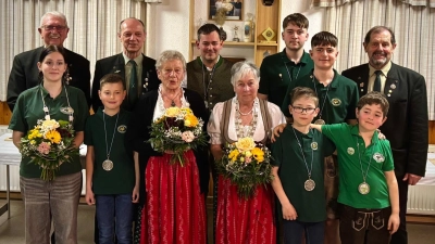 Vorne links: Jugendkönigin Beck Lara-Marie, Bambinikönig Kellner Bastian, Schützenkönigin Müller Resi, Schützenliesl Lorenz Rosi, Straler Lukas, Dressel Emil. - Hinten links: ESM Rudi Prebeck SL Werner Irlbeck, Ritter Ingo v. Thun, Dressel Luis, Dressel Anton u. SM Ulrich Götz. (Bild: Maria Heinze)