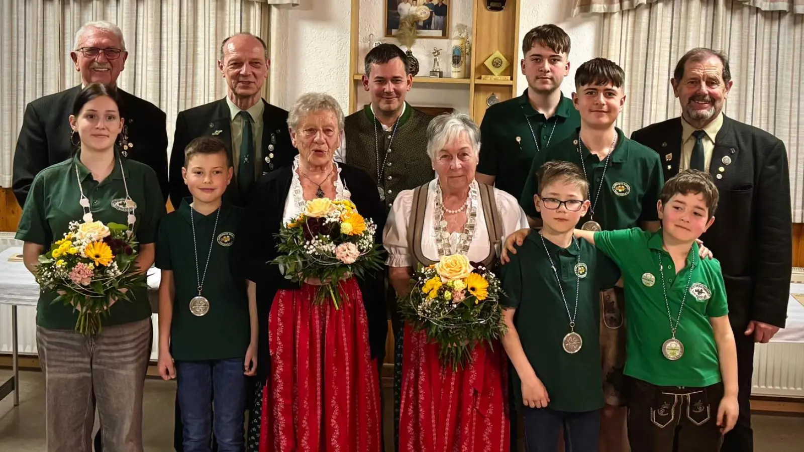 Vorne links: Jugendkönigin Beck Lara-Marie, Bambinikönig Kellner Bastian, Schützenkönigin Müller Resi, Schützenliesl Lorenz Rosi, Straler Lukas, Dressel Emil. - Hinten links: ESM Rudi Prebeck SL Werner Irlbeck, Ritter Ingo v. Thun, Dressel Luis, Dressel Anton u. SM Ulrich Götz. (Bild: Maria Heinze)