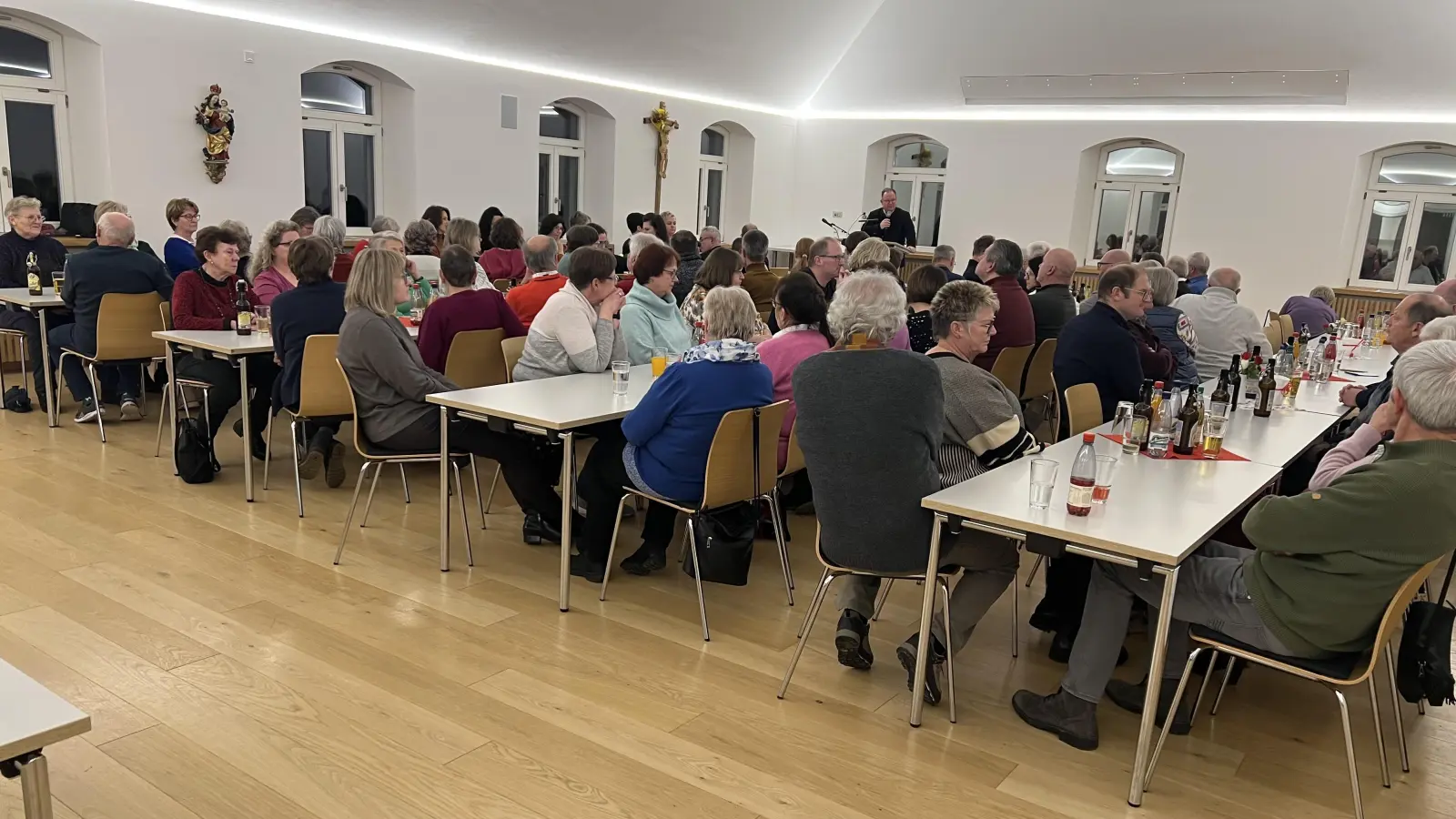 Mit einem Dankeschön-Essen bedankte sich die Pfarrgemeinde bei den vielen Ehrenamtlichen.  (Bild: Marianne Moosburger )