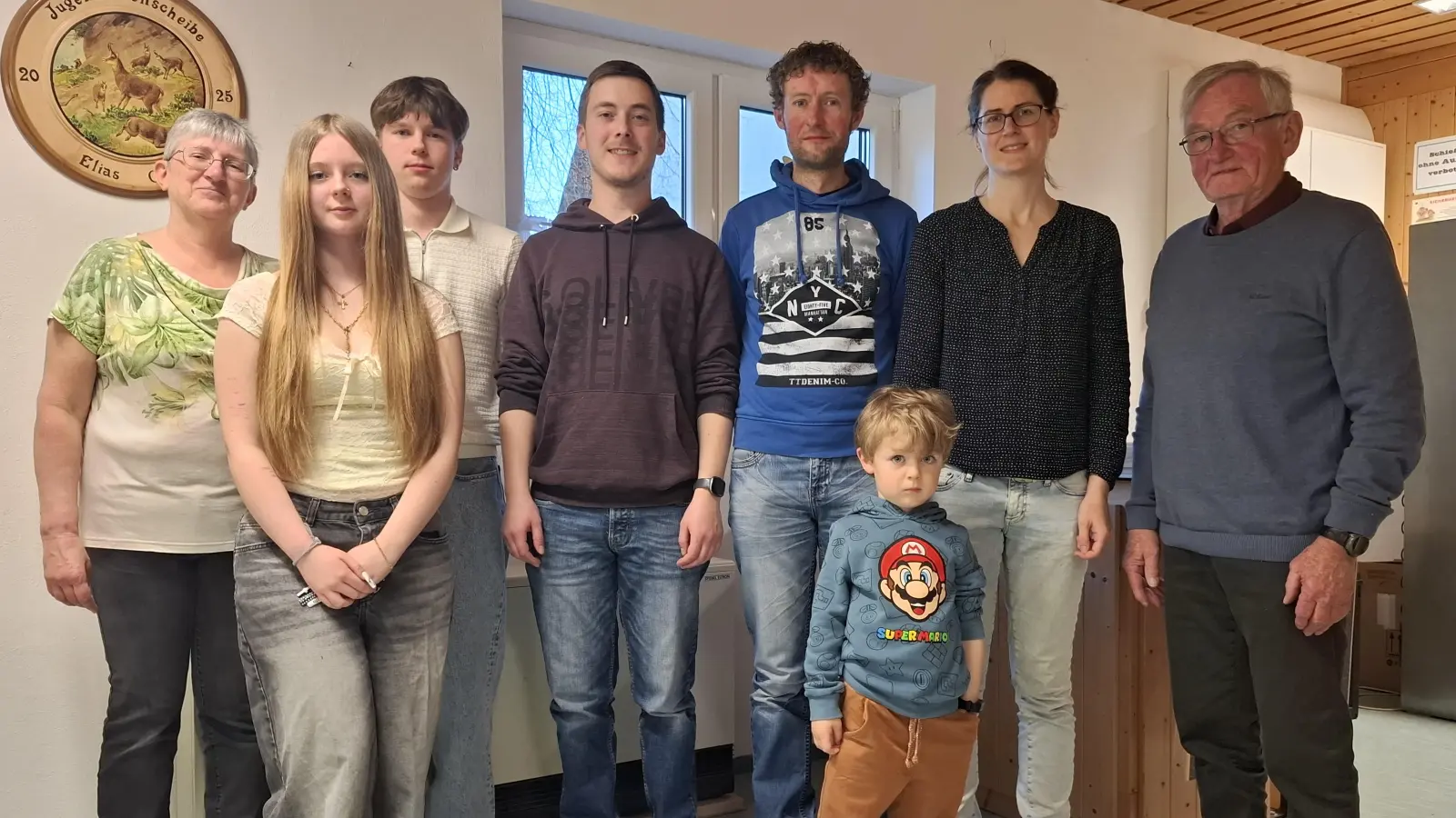 Das Bild Sauschiessen 2026. jpg zeigt von links: 1. Vorsitzende Birgit Wohlrab, Gewinner Zoigl und Karpfen: Jana Nothaft, 1.Sieger Glück: Elias Ott, Gewinner Geschenkkorb: Lars Forschepiepe, Gewinner Ente: Andreas Fuchs, 1.Sieger Meister: Nina Fuchs, Gewinner Gutschein Tante-M Laden: Richard Söllner. (Bild: Thomas Völkl)