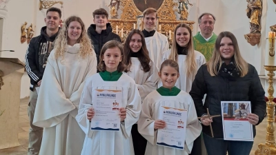 Die neuen und verabschiedeten Ministranten mit der Oberministrantenrunde, Gemeindeassistentin Elena Harwardt und Pfarrvikar Roland Liesaus. (Bild: Silvia Koller)