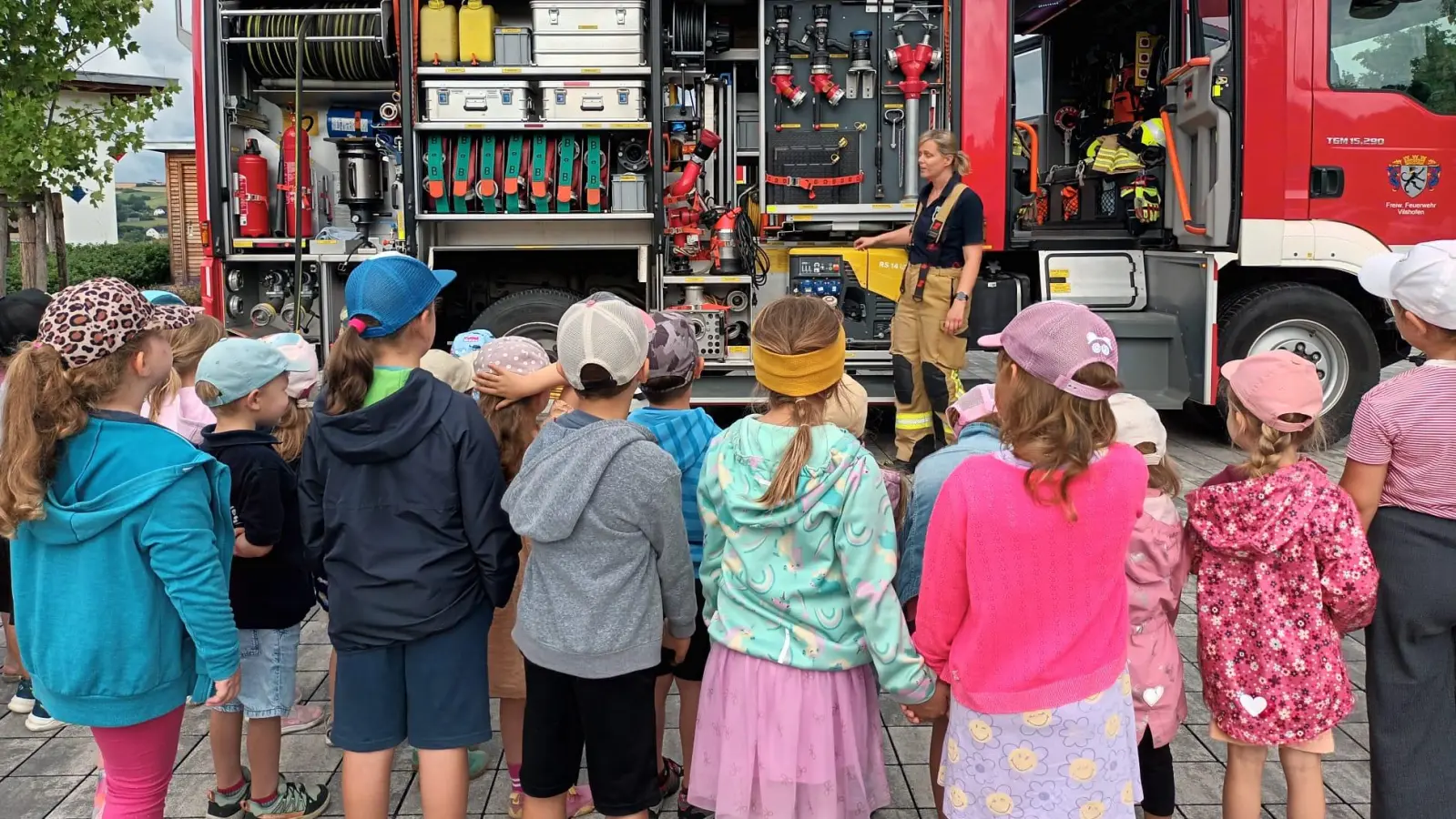 Einen tollen erlebnisreichen Tag mit den Feuerwehren aus Rieden und Vilshofen erlebten die Kindergartenkinder von St. Georg. (Bild: Bianca Hammer)