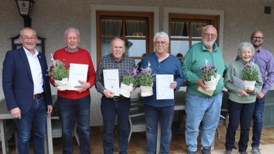 Bürgermeister Erwin Geitner (v.l.), die anwesenden Geehrten Josef Piller Sen., Stefan Renner, Josef Sperl, Peter Hofmann, Maria Eichhammer und Vereinsvorsitzender Johannes Pretzl (Bild: Michael Rabenhofer)