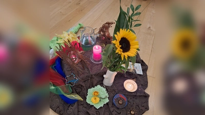 Die Sonnenblume als Lobpreis auf die Schöpfung. Der Heilige Franz von Assisi mahnt heute genauso, die Schöpfung zu bewahren, zu achten und wertzuschätzen. (Bild: Margarete Hirsch)