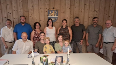 Bürgermeister Thomas Kleber gratuliert der Familie Brenner (sitzend vorne v.li.) zur finanziellen Unterstützung. Den Glückwünschenn schlossen sich die MarkträteInnen, Hans Zierer (2.v.r.) und Gemeindekämmerer Georg Würfl (li) an.  (Bild: Karl Ziegler)
