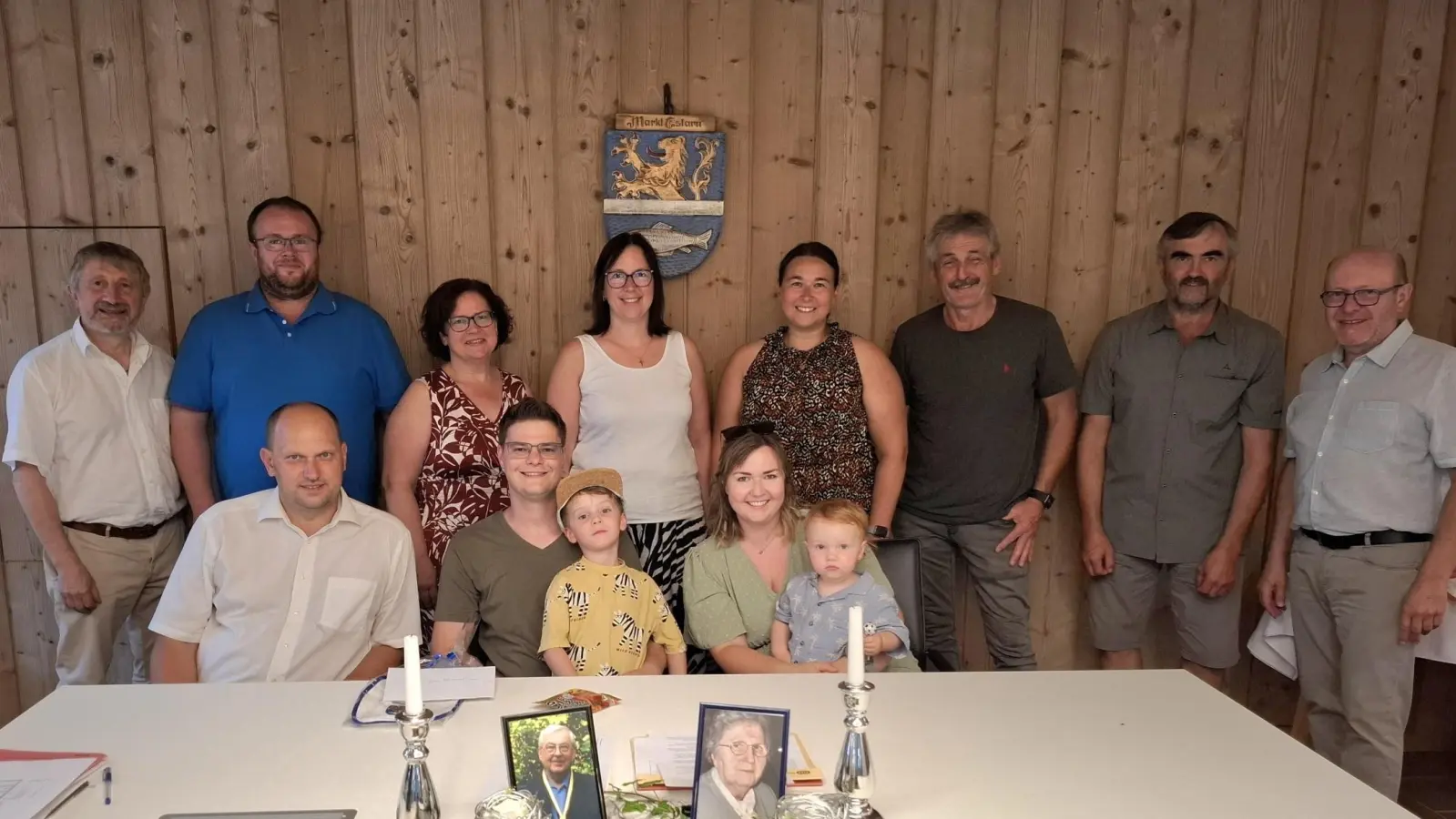 Bürgermeister Thomas Kleber gratuliert der Familie Brenner (sitzend vorne v.li.) zur finanziellen Unterstützung. Den Glückwünschenn schlossen sich die MarkträteInnen, Hans Zierer (2.v.r.) und Gemeindekämmerer Georg Würfl (li) an.  (Bild: Karl Ziegler)