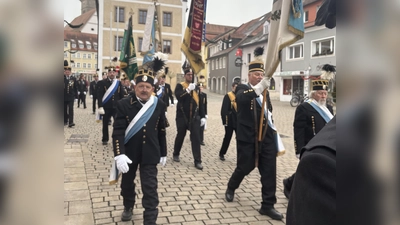 Fahnenabordnungen der Bergknappenvereine aus Auerbach, Königstein, Pegnitz und Sulzbach-Rosenberg bei der traditionellen Barbarafeier in Auerbach (Bild: Barbara Magerl)