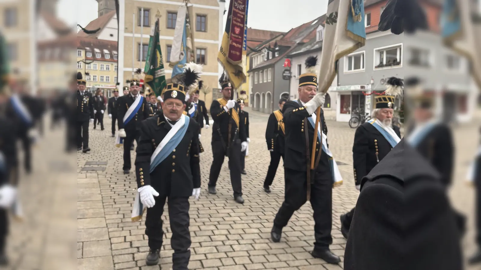 Fahnenabordnungen der Bergknappenvereine aus Auerbach, Königstein, Pegnitz und Sulzbach-Rosenberg bei der traditionellen Barbarafeier in Auerbach (Bild: Barbara Magerl)