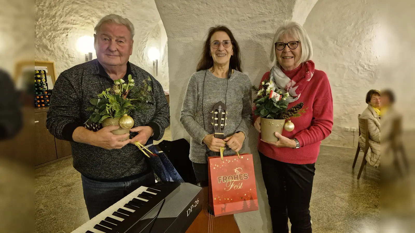 Waltrude Schiller (rechts) überreichte im Namen aller Teilnehmer Geschenke an Monika Kunz und Franz Danhauser. (Bild: Hermann Müller)