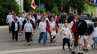 Kirchenzug der Jubiläumsvereine BRK und JRK Wiesau zum Gottesdienst im Pausenhof der Wiesauer Grundschule (Bild: Kathrin Ruhland)