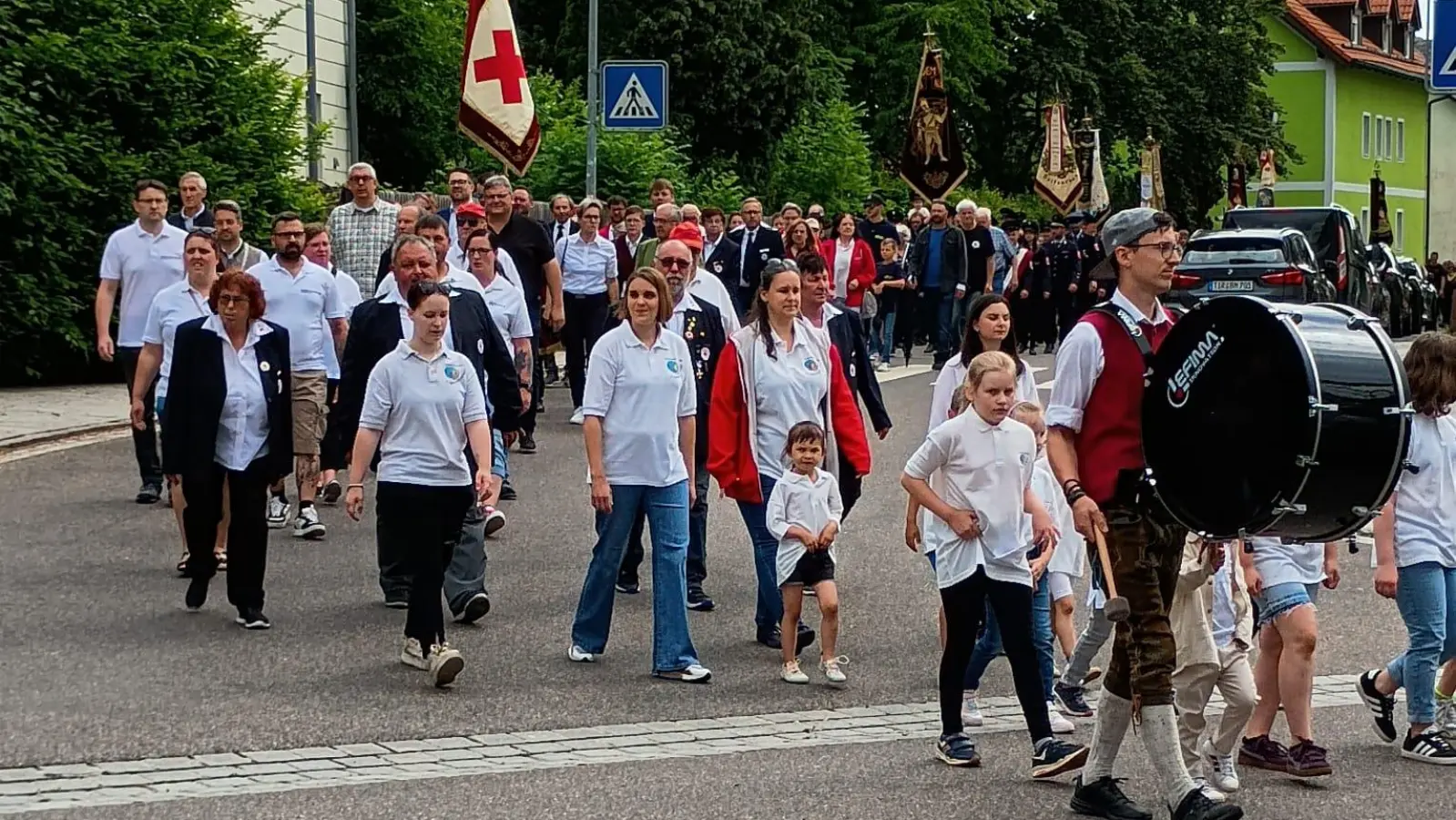 Kirchenzug der Jubiläumsvereine BRK und JRK Wiesau zum Gottesdienst im Pausenhof der Wiesauer Grundschule (Bild: Kathrin Ruhland)