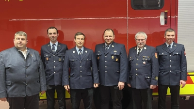 Bürgermeister Dieter Dehling, 3. Kommandant Tobias Fleghel, 1. Kommandant Julian Donath, 2. Kommandant Martin Übler, KBI Hans Sperber, 1. Vorsitzender Michael Maderer (von links). (Bild: Christine Hollweck)