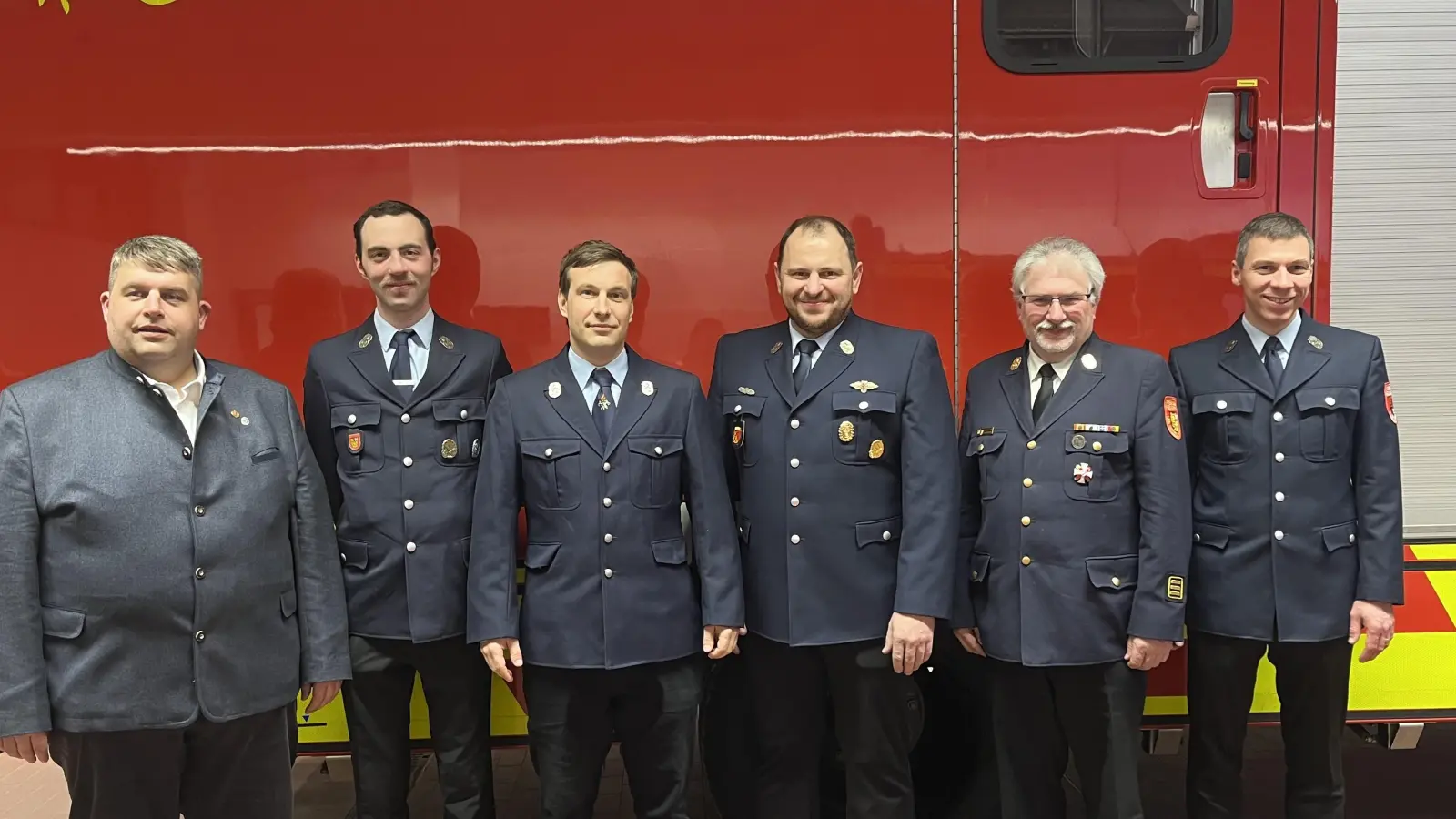 Bürgermeister Dieter Dehling, 3. Kommandant Tobias Fleghel, 1. Kommandant Julian Donath, 2. Kommandant Martin Übler, KBI Hans Sperber, 1. Vorsitzender Michael Maderer (von links). (Bild: Christine Hollweck)